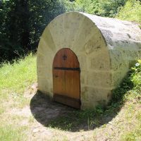 Guided tour of "La Grande glacière de Chantilly, ancestor of the XXL ice cube tray".
