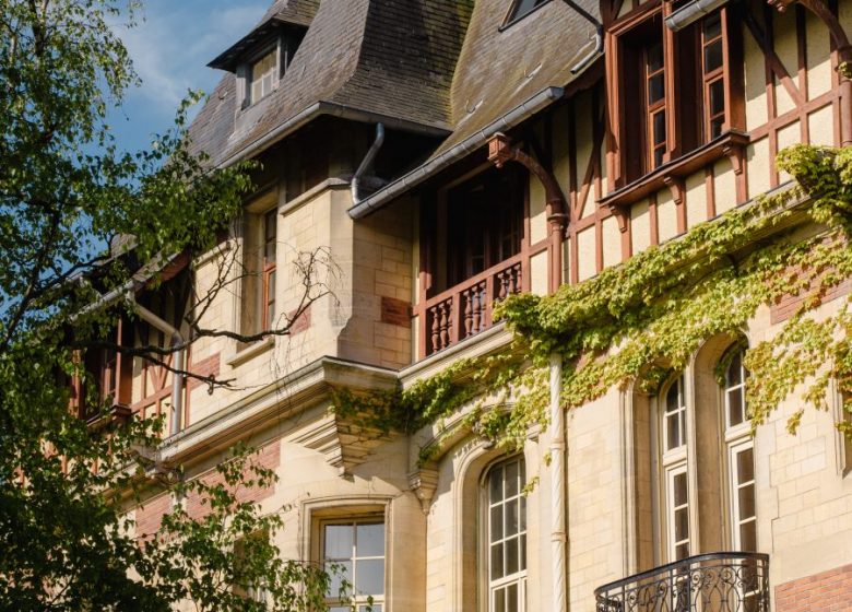 Château Jeanne & The Forest – Château de Montvillargenne