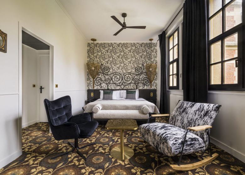 Château Jeanne & the Forest