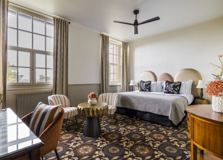 Château Jeanne & the Forest